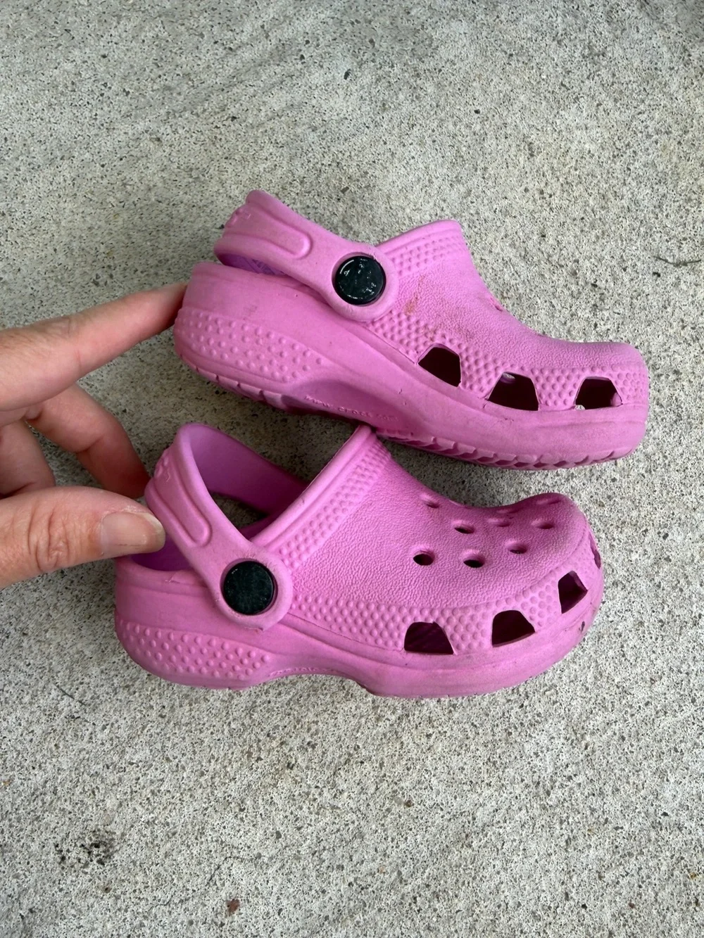 CROCS Kids Classic Clog in Bright Pink